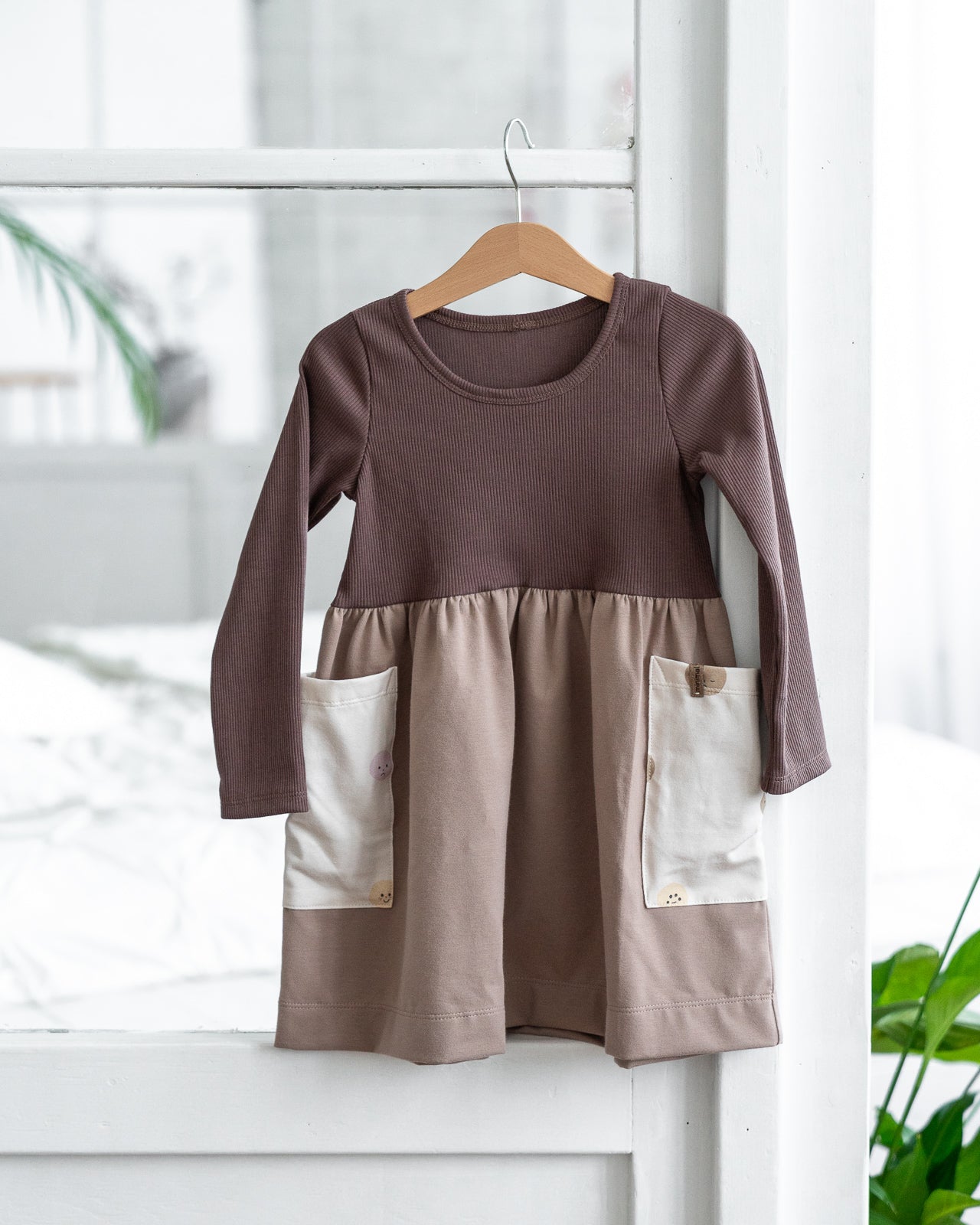 Long sleeve dress・smiley face large pockets